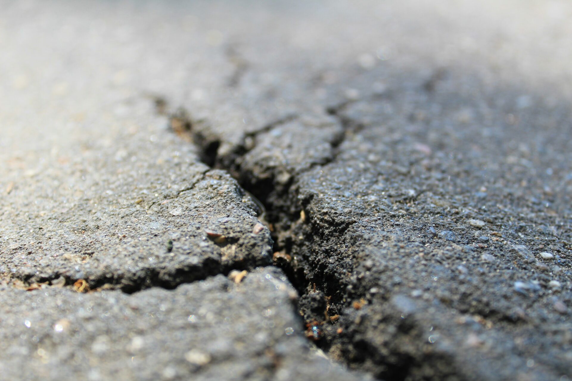 Terremoto abala o Japão e asfalto racha em varias vias e avenida.