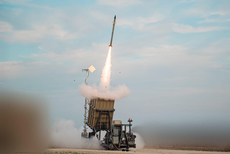 Um lançador de míssil lançando um míssil