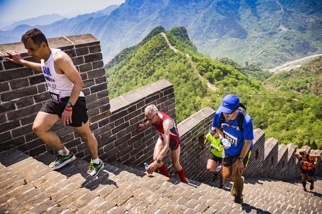 Maratonistas subindo a escada da muralha da China