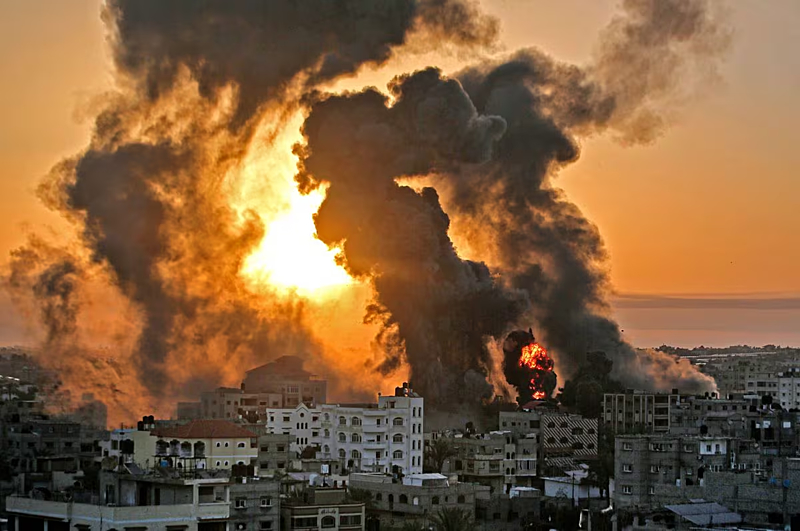 Prédios pegando fogo, em Israel, após explosões de bombas