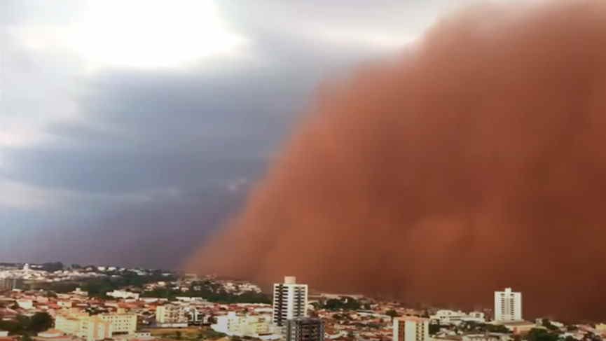 Uma grande tempestade de areia engolindo os prédios de uma cidade
