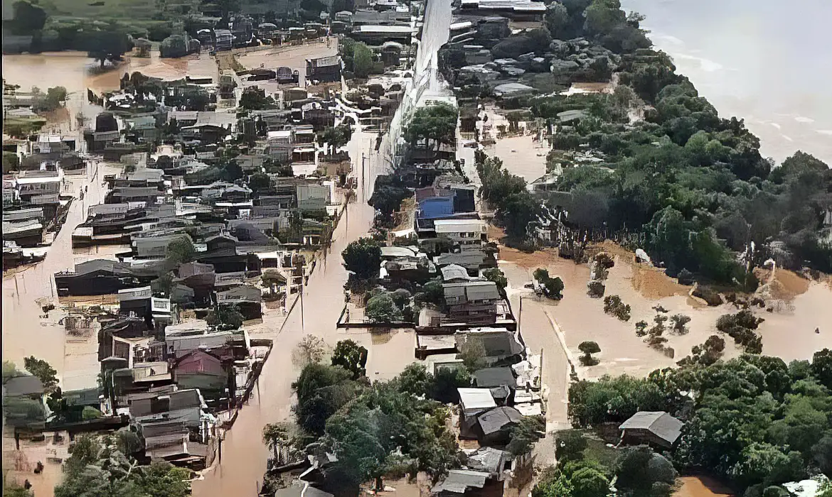 Casas, no Rio Grande do Sul, completamente submersas por causa das enchentes