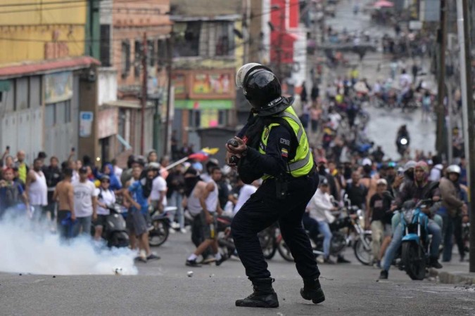 Imagem de policiais lutando contra as manifestações na Venezuela