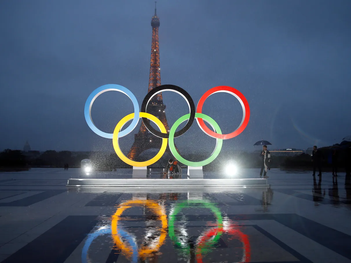 Imagem da torre eiffel com o símbolo dos jogos olímpicos