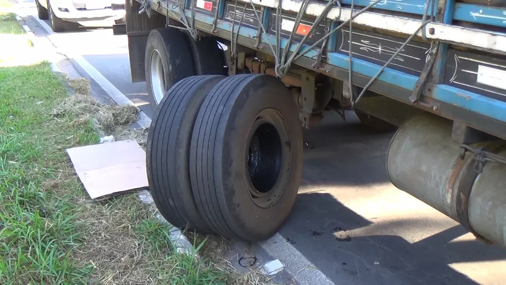 Imagem de uma roda de caminhão solta em uma pista