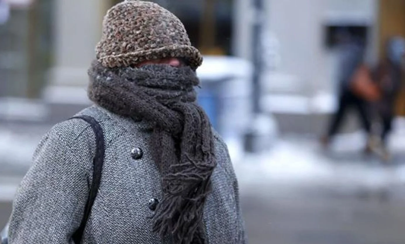 Imagem de uma pessoa totalmente agasalhada por conta do frio