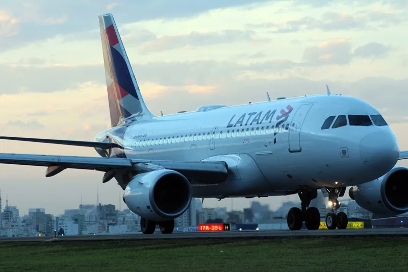 Imagem de um avião na pista de um aeroporto