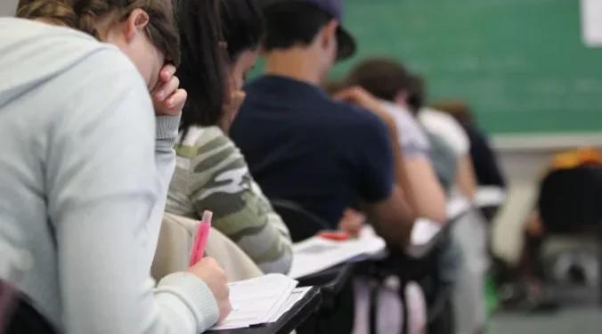 Alunos em sala de aula fazendo uma prova