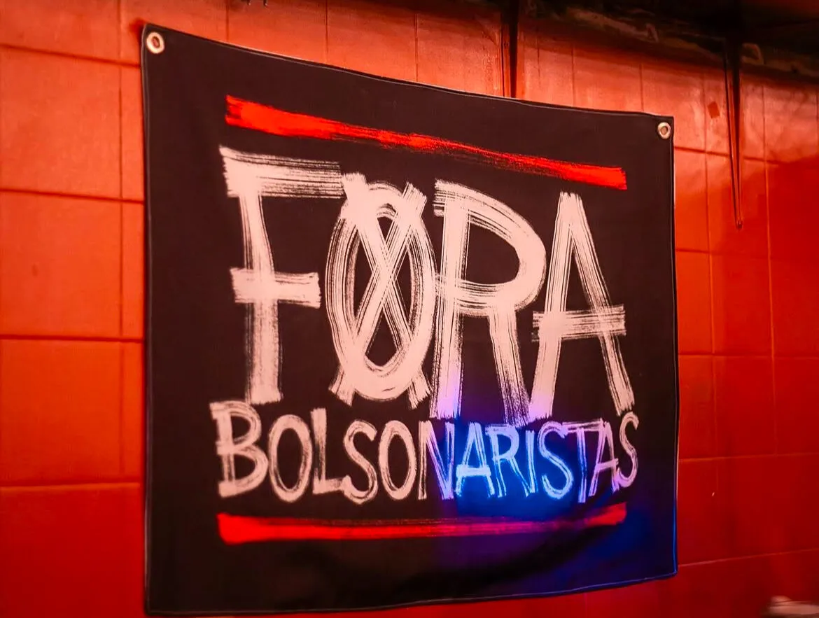 Cartaz: "Fora Bolsonaristas"