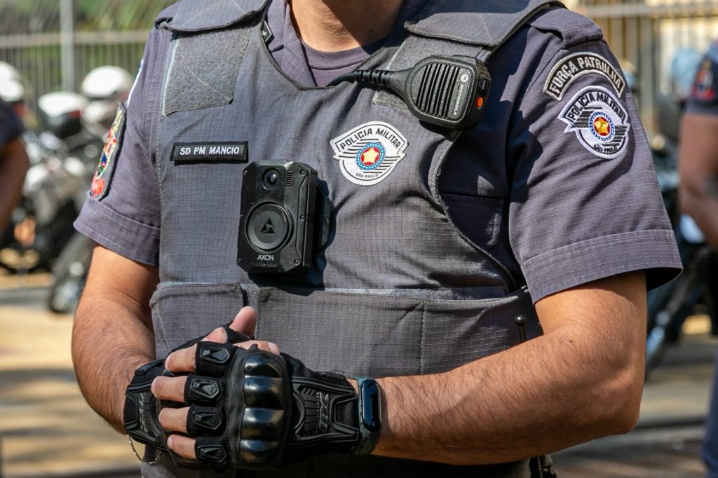 Policial usando uma câmera