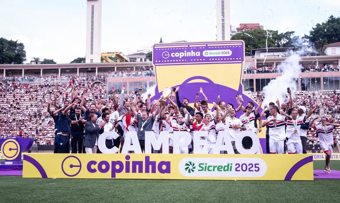 Podium da final da Copa São Paulo de Futebol Júnior: Tricolor Campeão.