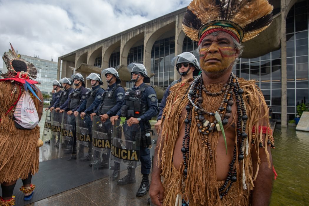 Indígenas e policiais