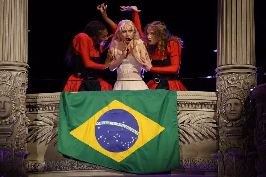 Lady Gaga atrai 2,5 milhões em show histórico em Copacabana