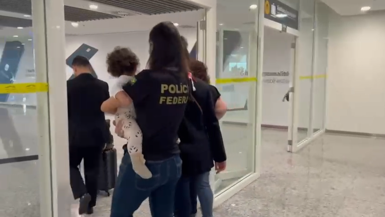 Bebê brasileira vítima de tráfico internacional retorna ao Brasil após 16 meses em Portugal