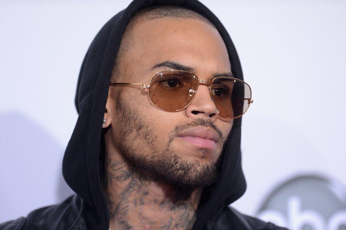 Chris Brown é liberado sob fiança de R milhões após acusação de agressão na Inglaterra