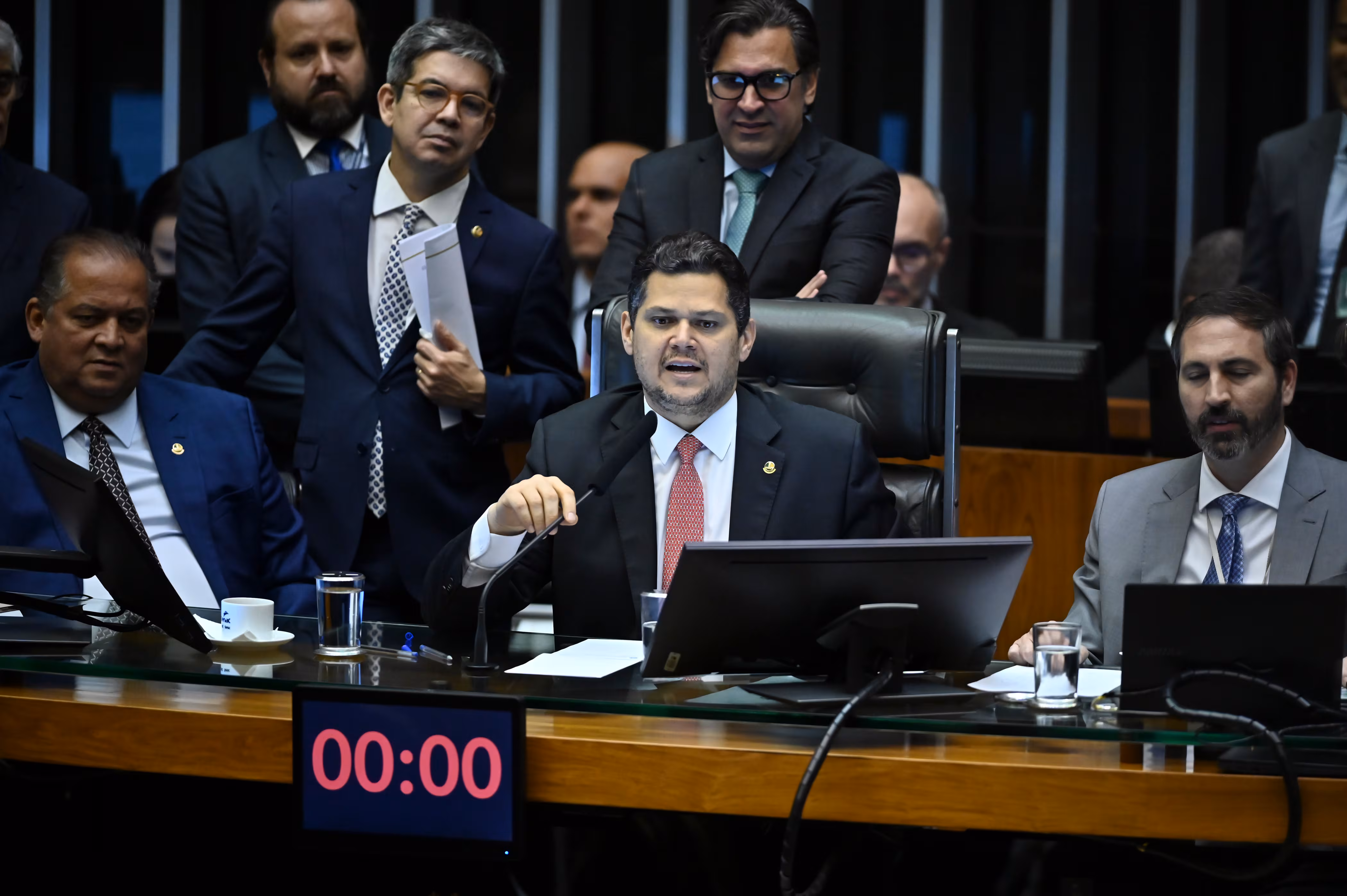 Congresso derruba aumento do IOF; governo avalia ação judicial após derrota histórica