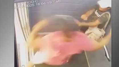 Ex-jogador de basquete é preso após espancar namorada com mais de 60 socos em elevador