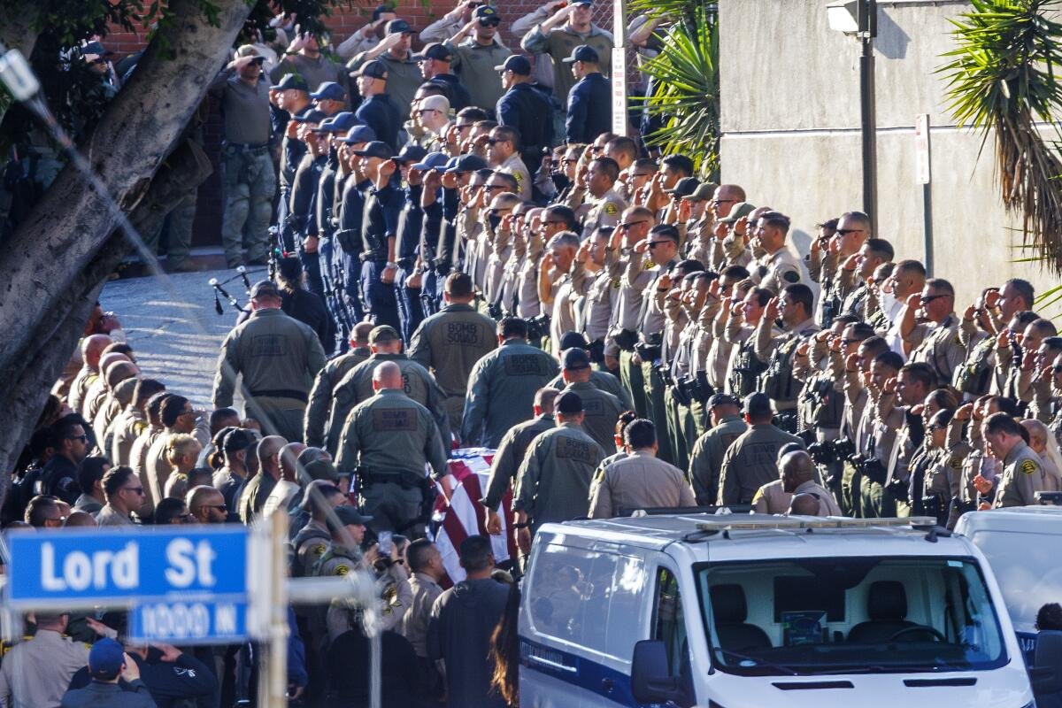 Explosão em centro de treinamento da polícia de Los Angeles mata três policiais