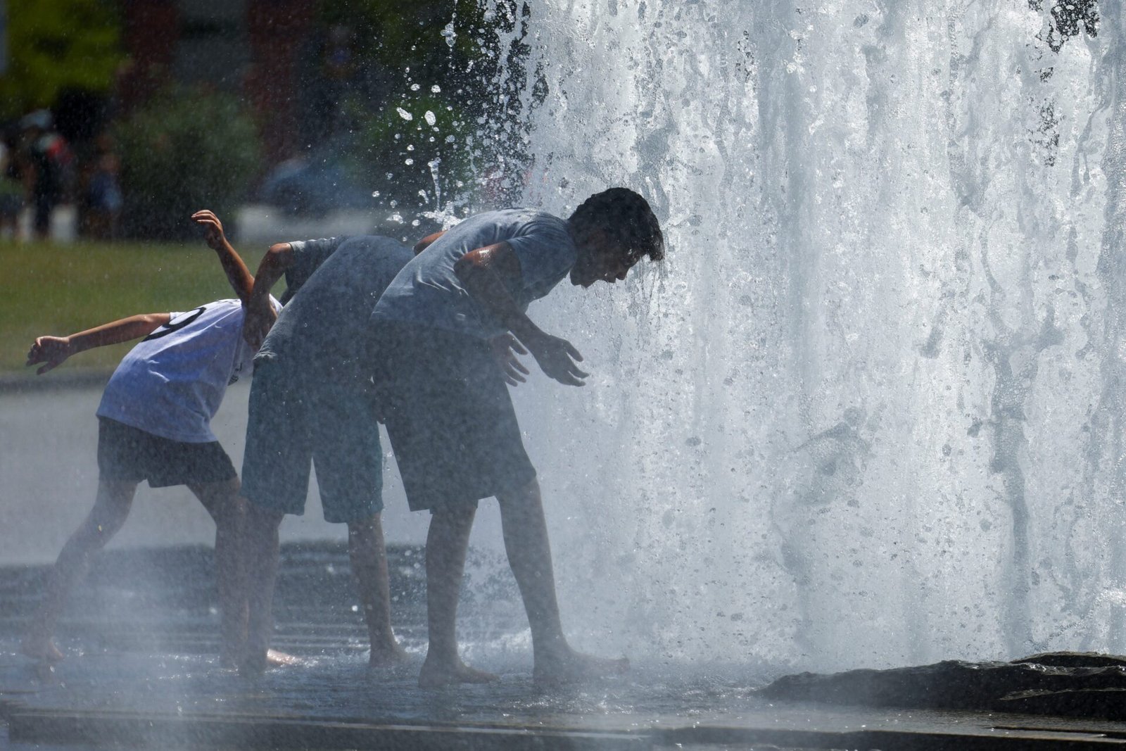 Onda de calor na Europa já matou oito pessoas; escolas fecham e Torre Eiffel é interditada