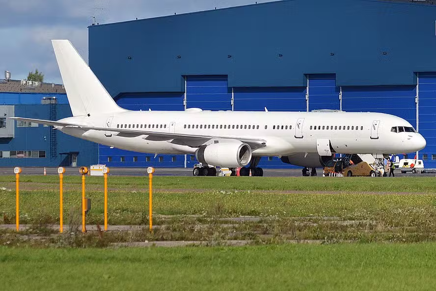 Avião dos EUA em Porto Alegre levanta suspeitas e pressiona ministérios por explicações