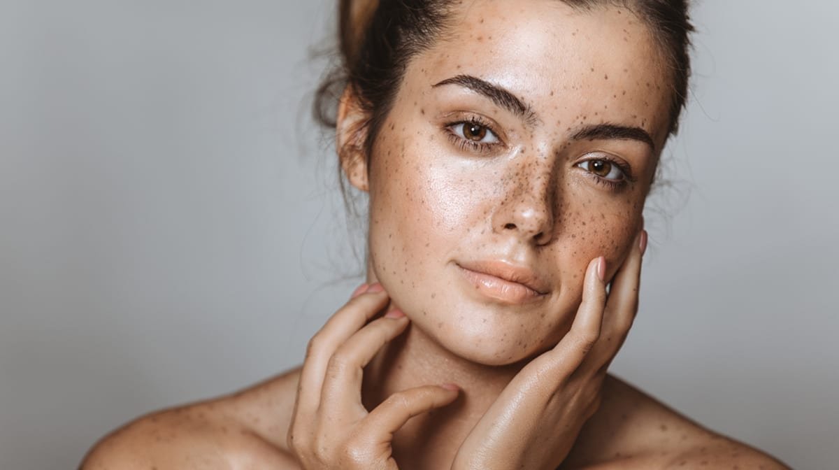 A estética silenciosa viralizou: rostos reais voltam à moda nas redes sociais 