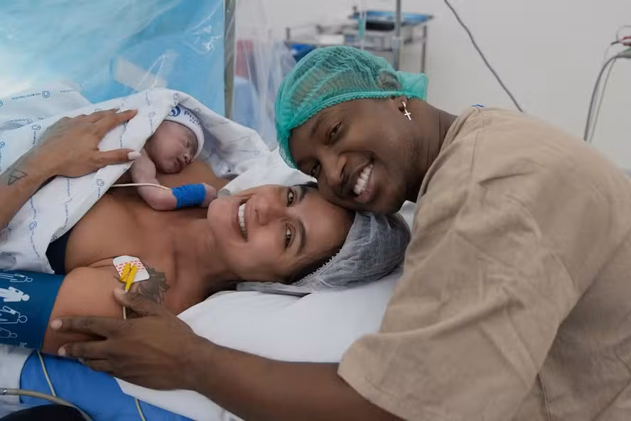 Thiaguinho e Carol Peixinho celebram a chegada do primeiro filho, Bento