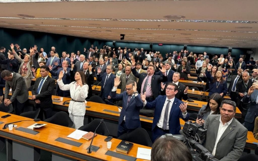 Câmara aprova urgência para criação da Bancada Cristã e amplia influência religiosa no Congresso