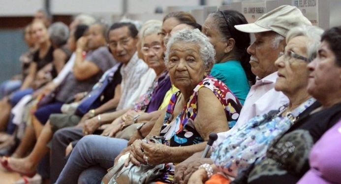 Brasil registra recorde de expectativa de vida: 76,6 anos, aponta IBGE