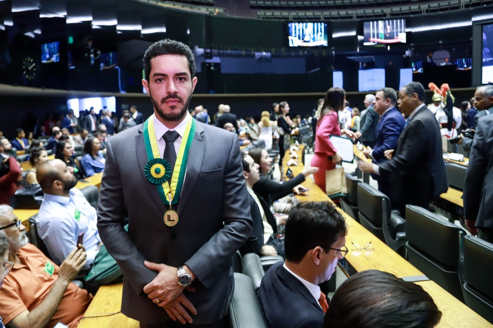 João Brasio recebe a mais alta comenda da Câmara pela atuação na proteção às instituições brasileiras