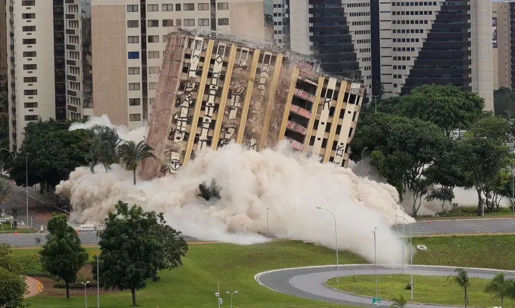 Torre Palace é implodido no centro de Brasília e dará lugar a novo hotel de luxo