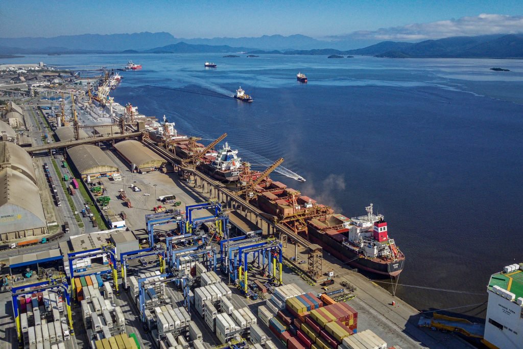 Portos brasileiros batem recorde e movimentam 1,4 bilhão de toneladas em 2025