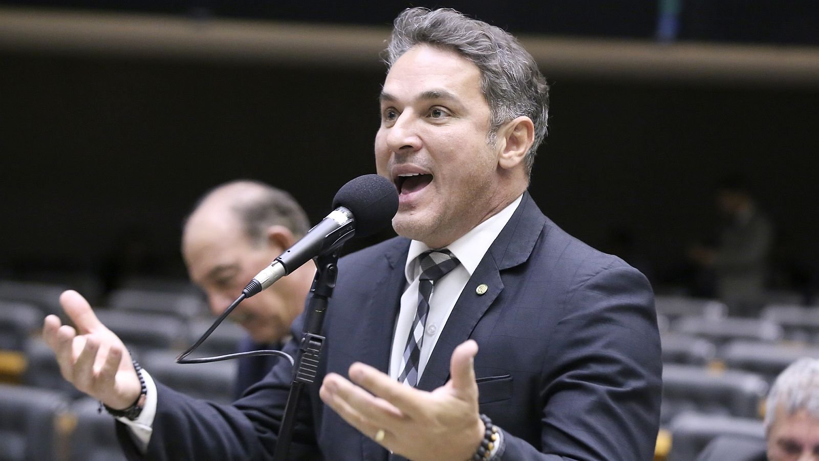 Pesquisa no RS mostra liderança de Zucco, empate entre Lula e Flávio Bolsonaro e dificuldade de Leite transferir votos