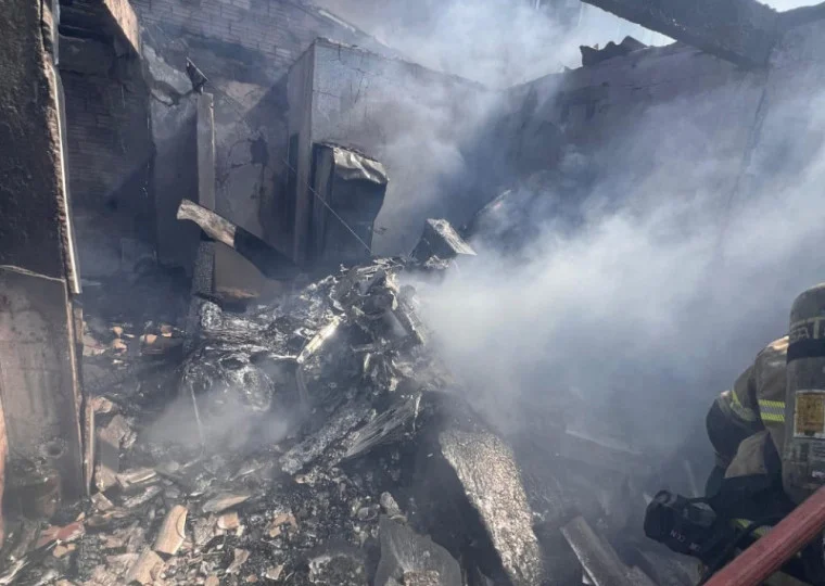 Avião de pequeno porte cai sobre restaurante no RS e deixa três mortos