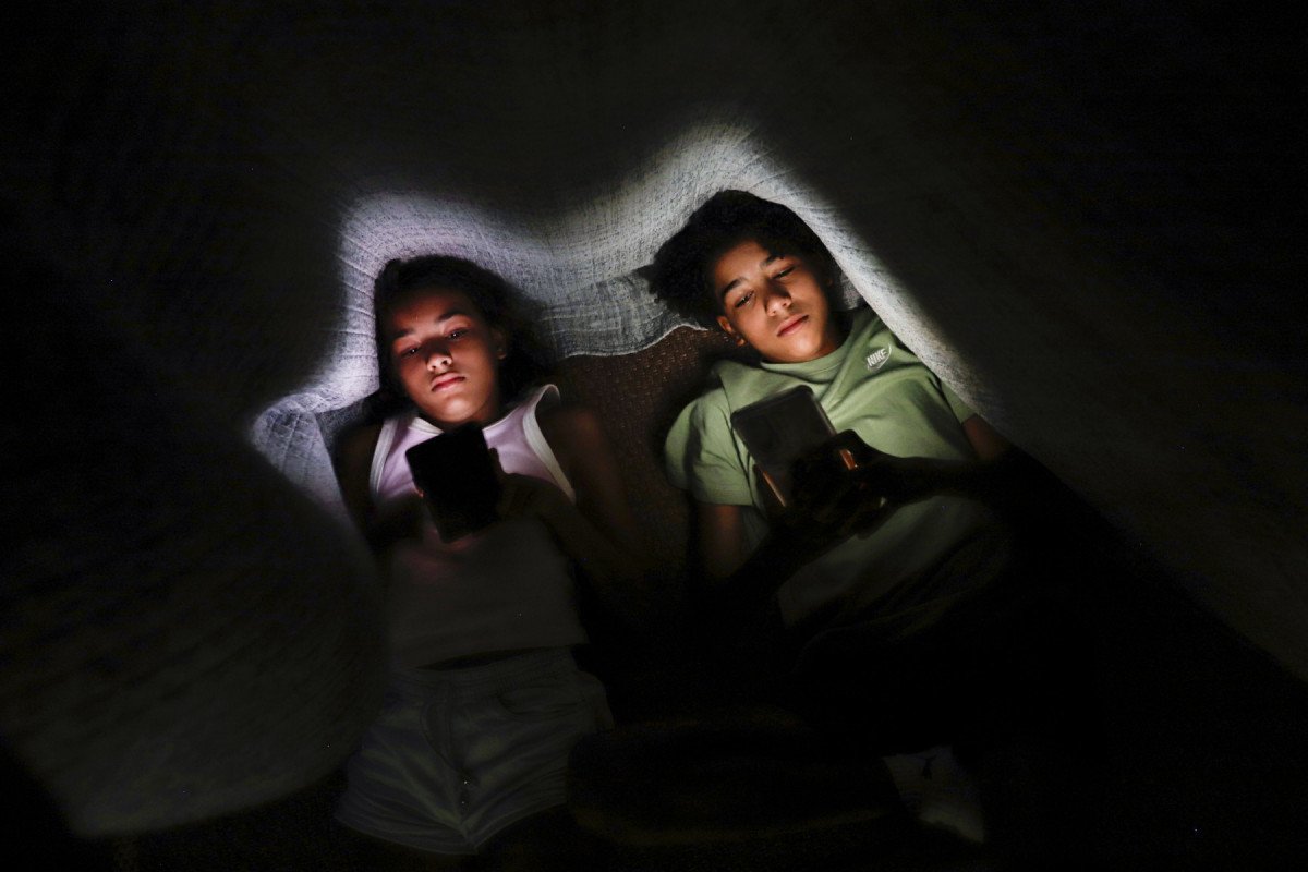 Governo proíbe rolagem infinita para crianças e amplia regras nas redes