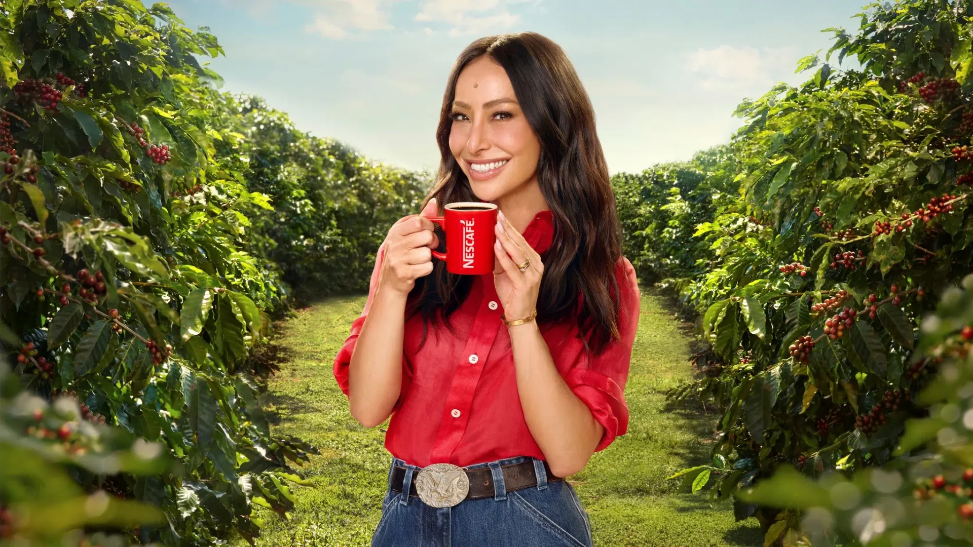 Sabrina Sato vira aprendiz de cafeicultura em campanha da NESCAFÉ®