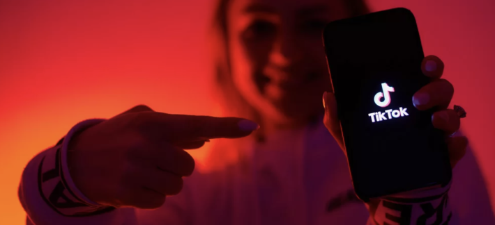 Geração TikTok muda forma de aprender e desafia educadores; especialista dá dicas