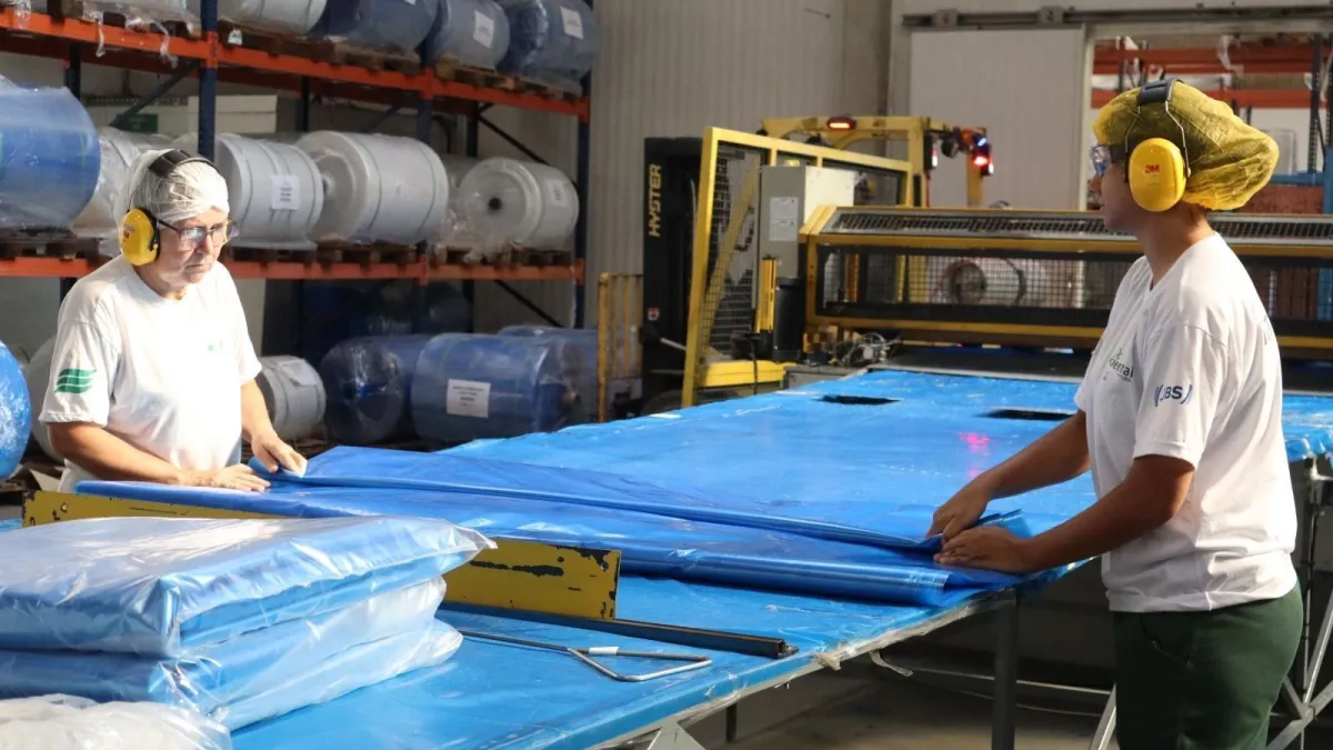 Ambiental, da JBS, bate recorde e recicla 7,6 mil toneladas de plástico em 2025