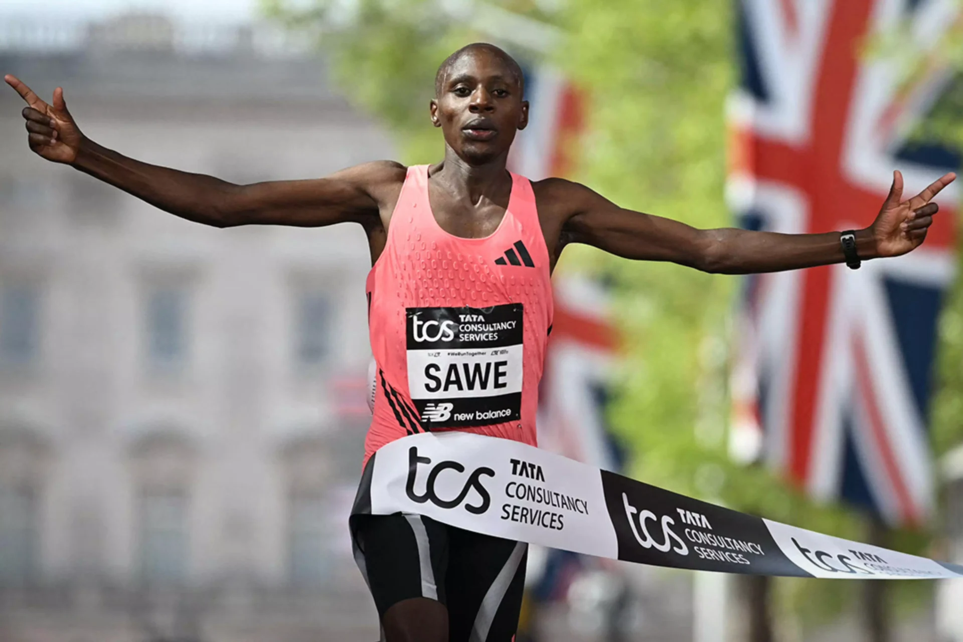 Queniano quebra recorde mundial e faz primeira maratona oficial abaixo de duas horas