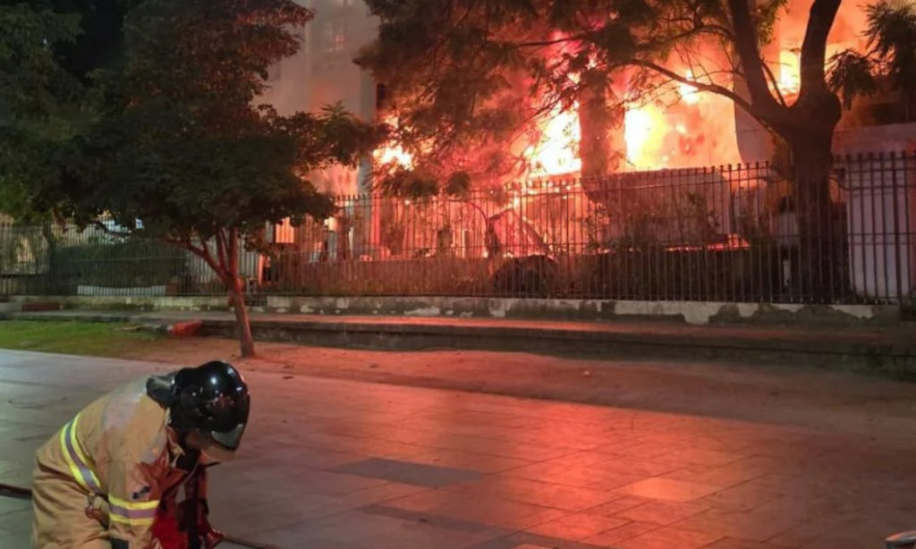 Incêndio controlado atinge cozinha de restaurante em prédio histórico revitalizado no Rio