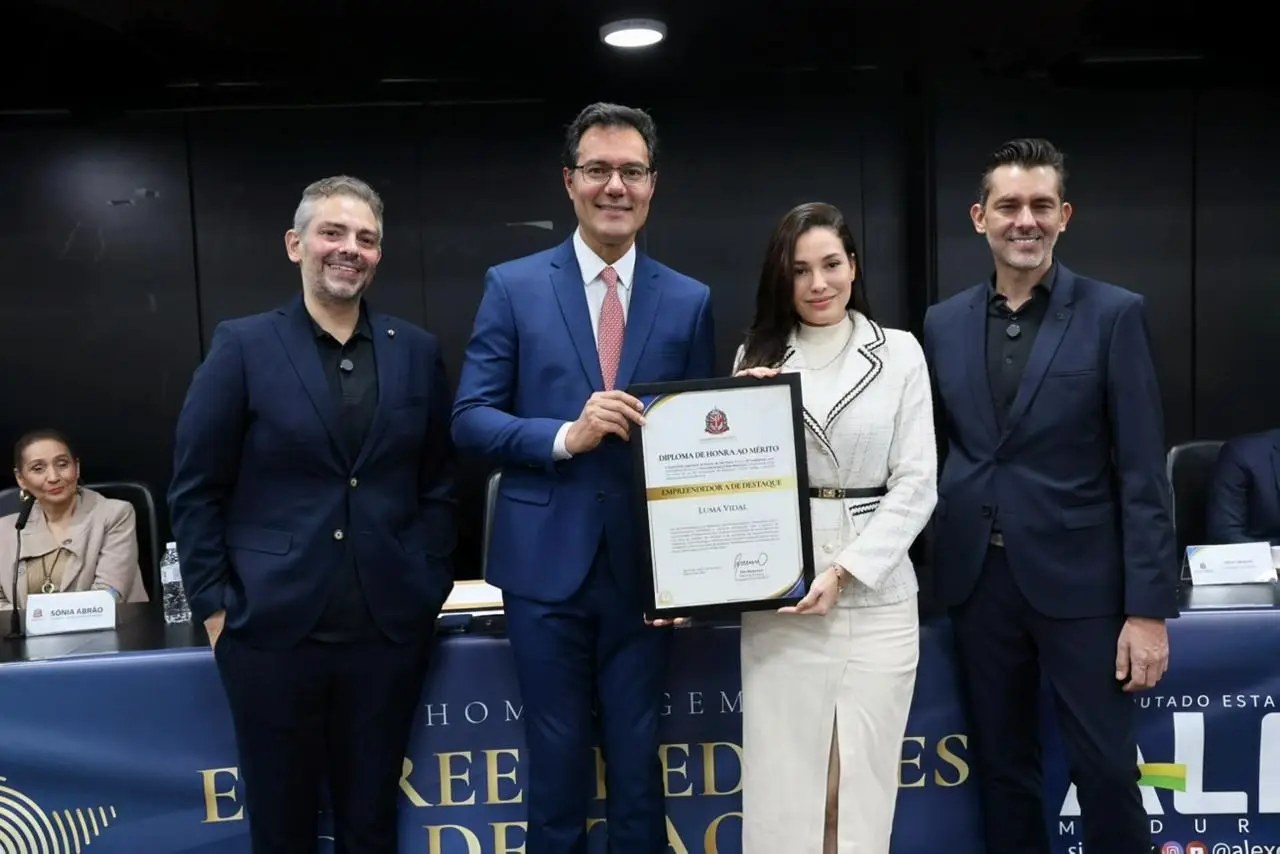 Luma Vidal recebe homenagem na Alesp durante premiação que reuniu grandes nomes do empreendedorismo paulista