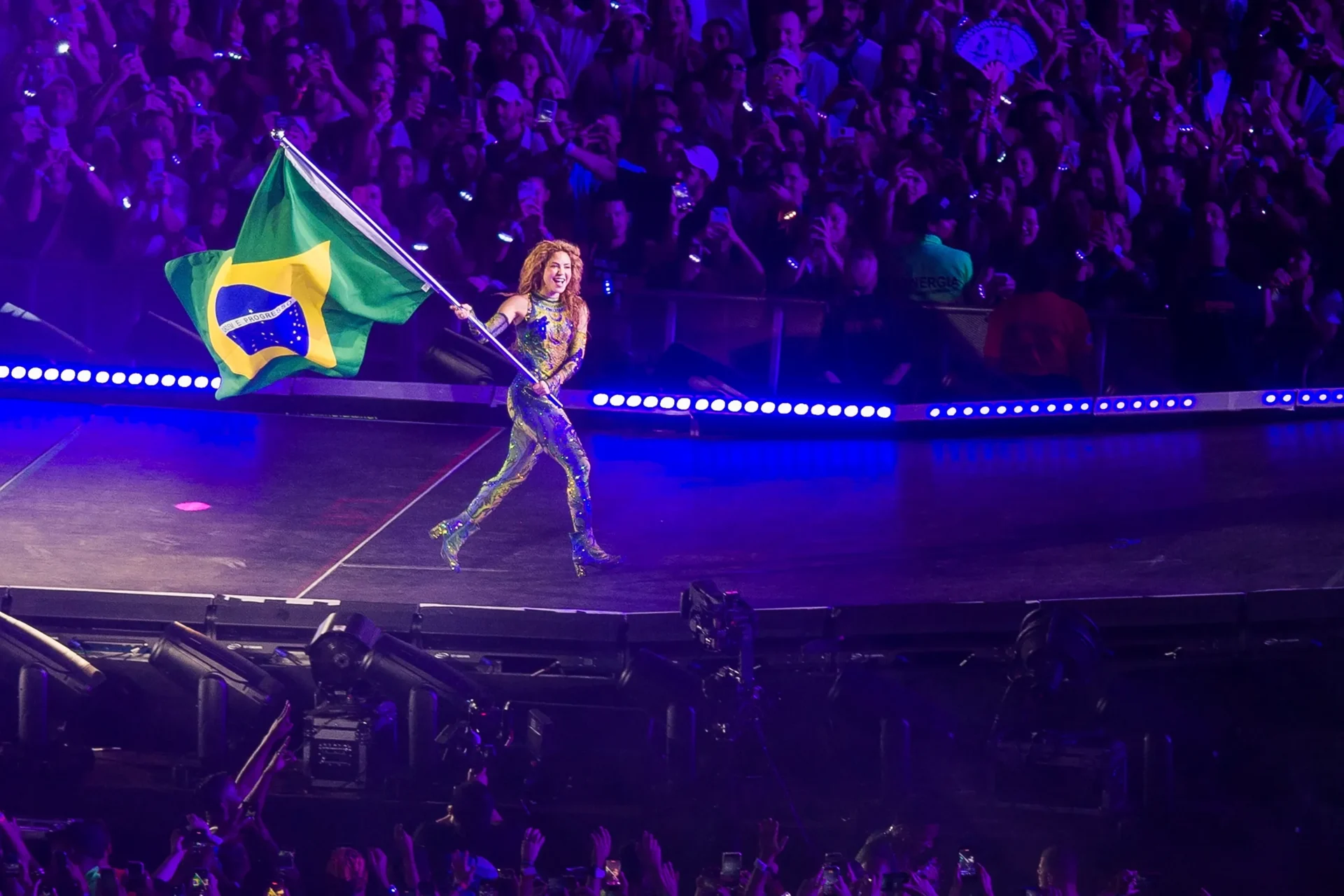 Mais de 2 milhões de pessoas assistem a show de Shakira em Copacabana