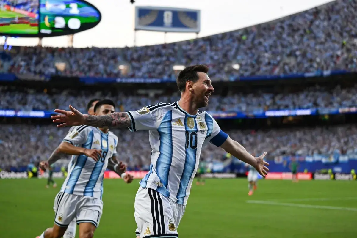Messi vira maior artilheiro das copas e lidera Argentina em estreia