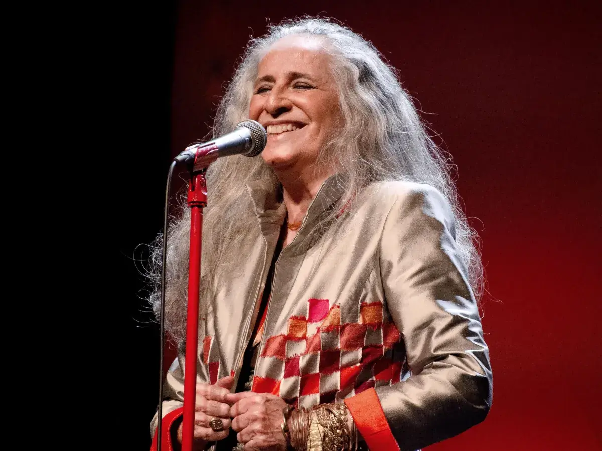 Maria Bethânia completa 80 anos com seis décadas de protagonismo na música brasileira
