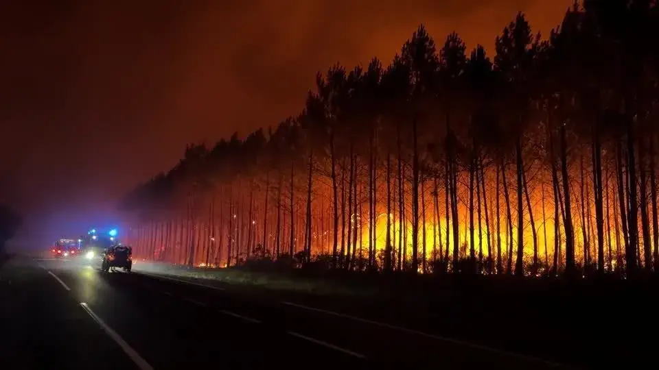 Incêndio florestal obriga retirada de mais de 10 mil pessoas no sudoeste da França