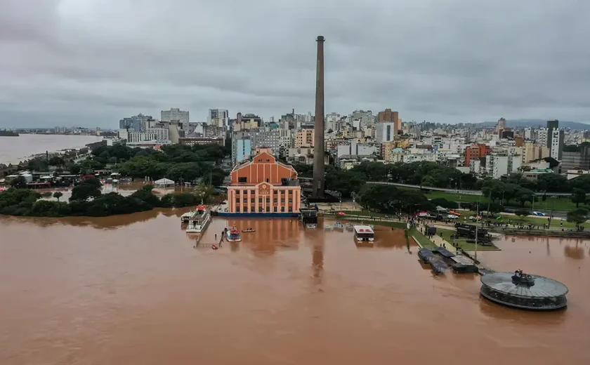 Rio Guaíba se aproxima da cota de alerta em Porto Alegre