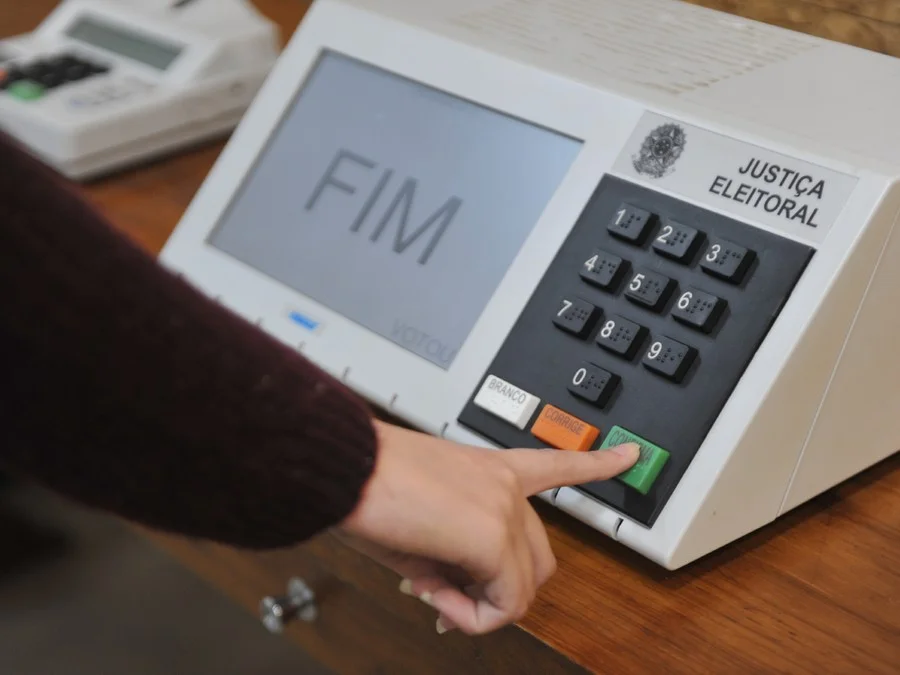 Jovem cria plataforma para ajudar nova geração de eleitores nas urnas
