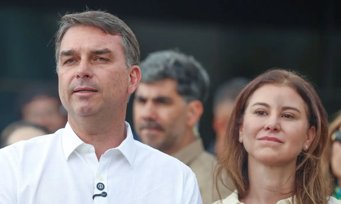 Flávio Bolsonaro está a caminho da Flórida, diz autoridade dos EUA à Reuters