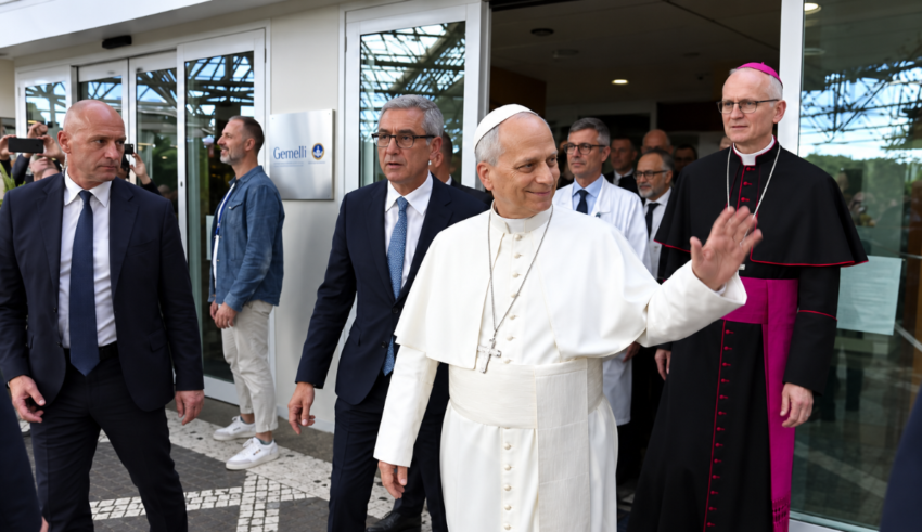 Papa Leão XIV recebe alta após cirurgia para tratar câncer de pulmão