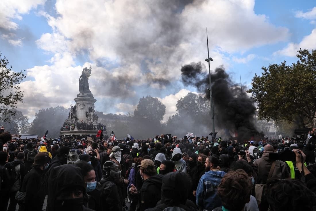 Tensões voltam a crescer; França contabiliza custos de protestos