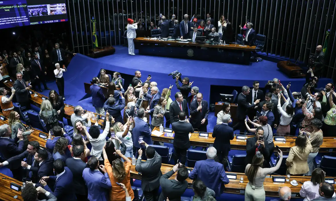 Senado aprova PEC que prevê fim da escala 6x1 e jornada semanal de 40 horas